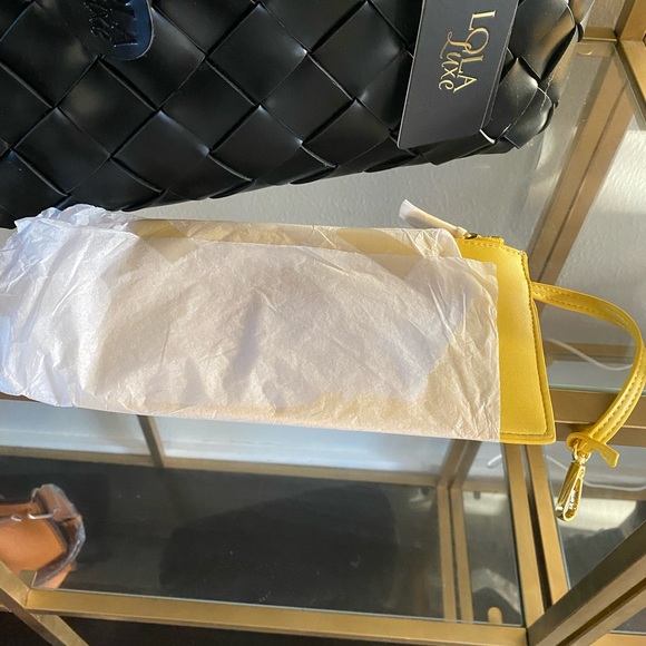 🖤 Lola Luxe Woven Leather Tote with Yellow Interior - Picture 4 of 6